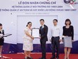 BSI trao chứng chỉ cho đại diện Amway Việt Nam ,ông How Kam Chiong, Tổng giám đốc Amway Việt Nam
